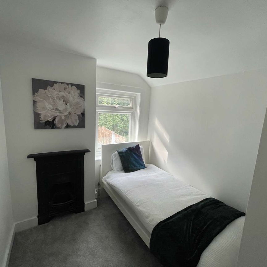 Newly Renovated Co-living Home | No deposit Room 4 - Photo 1