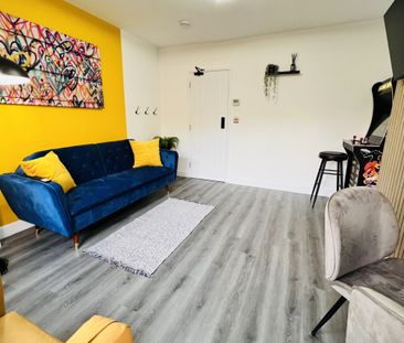 BEDROOM 1- HUGE DOUBLE ENSUITE - Photo 2