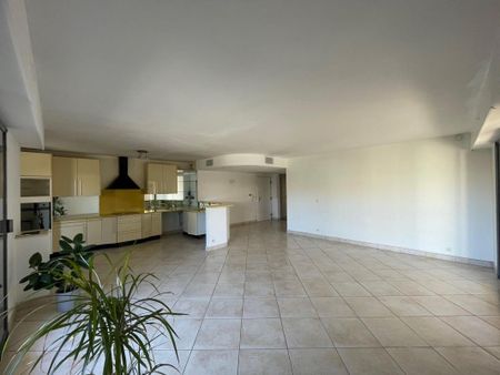 Appartement 3 pièces 108m2 MARSEILLE 8EME 1 750 euros - Photo 3