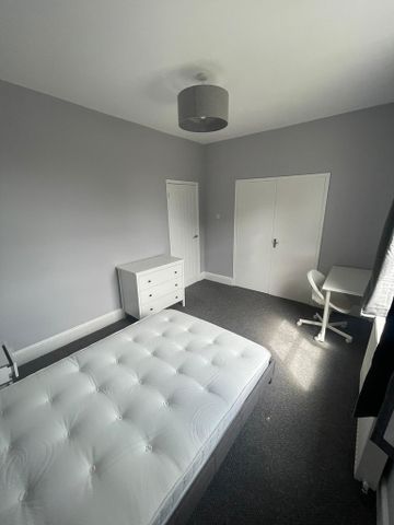 2 Bedroom Flat - Photo 2