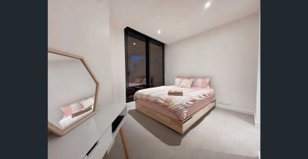 Fully furnished Luxurious 2-Bedroom Apartment with Study and Stunning Views Opposite Albert Park Lake - Photo 5