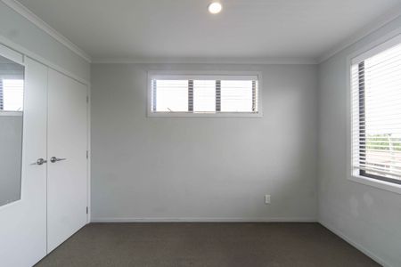 Spacious Three Bedroom End Unit with Kitchen Upgrades - Photo 4