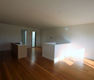 Stunning 2 bedroom townhouse in highly sought after location - Photo 3