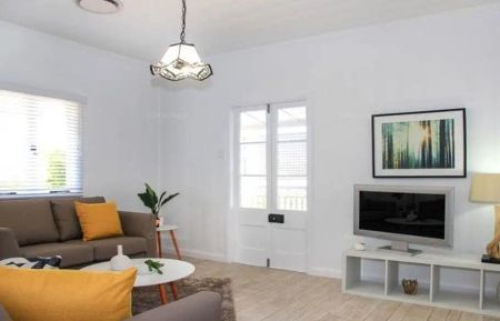 “EXECUTIVE LIVING AT ITS BEST!” - Photo 2