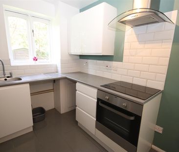 2 bedroom Flat to let - Photo 2