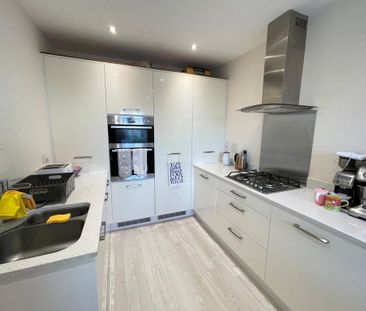 4 bedroom end of terrace house to rent - Photo 6