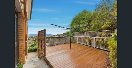 Beautiful 3-Bedroom Home with City & Water Views - Prime Sandy Bay Location - Photo 3