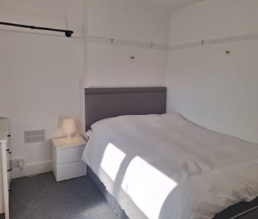 6 bedroom house *one room available* - Photo 2