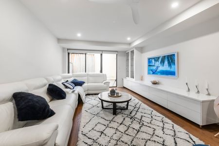 FULLY FURNSIHED BOUTIQUE APARTMENT WITH COURTYARD ! CAFES AND BEACH AT YOUR DOORSTEP - Photo 5