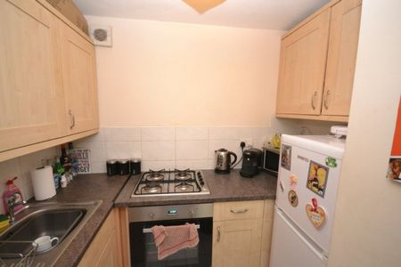 1 bed Ground Floor Flat for Rent - Photo 4