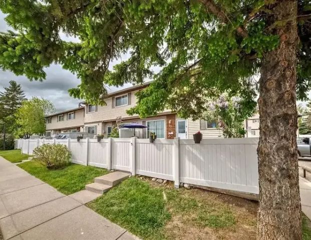 2 bedroom townhouse with finished basement sw Calgary | 740 Bracewood Drive Southwest, Calgary - Photo 1