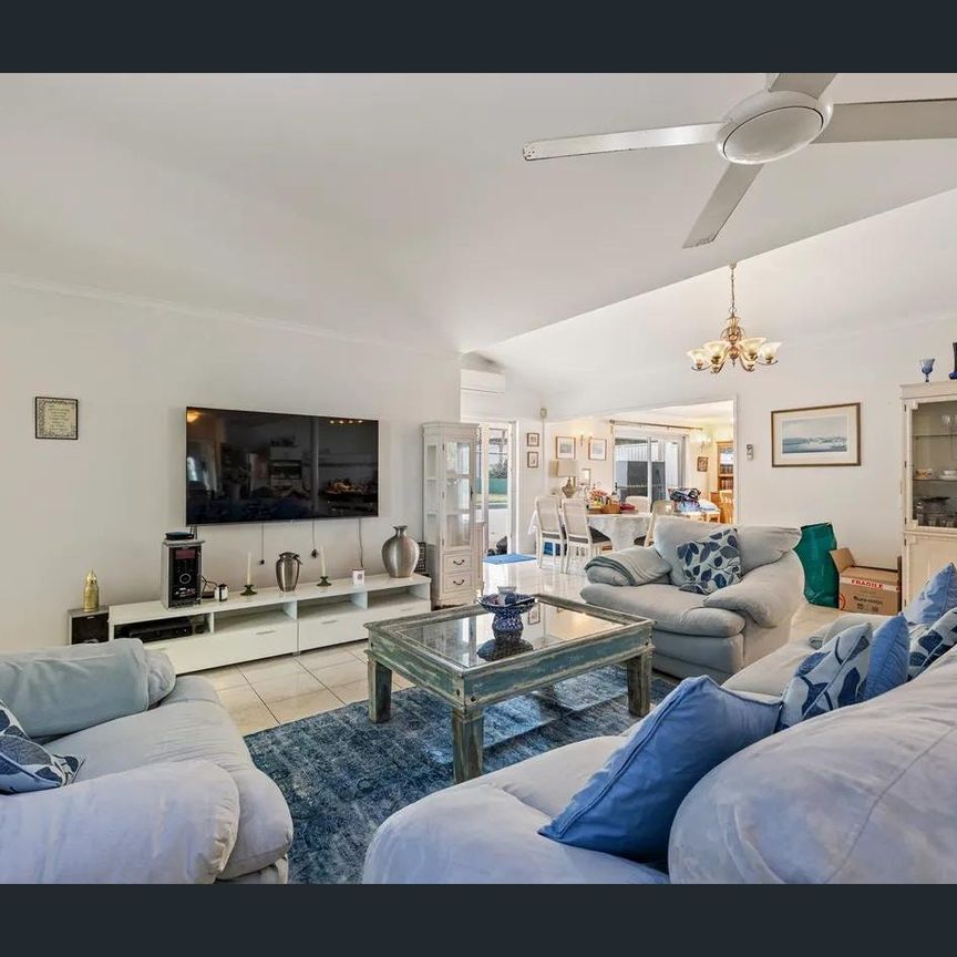 Luxury Executive Family Home with Pool on Large Block in Birkdale - Photo 1