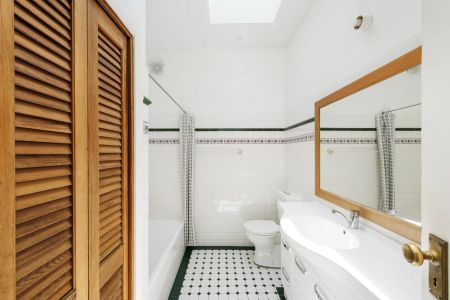 Spacious semi with sunny courtyard - Photo 5