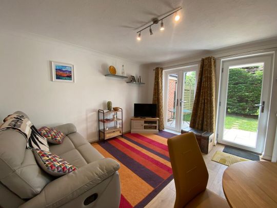 Southern Way, Farnham, Surrey, GU9 - Photo 1