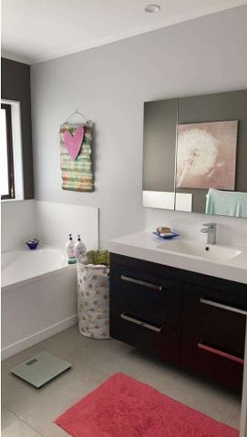 Modern 4 bedroom, 2 bathroom home - Photo 4