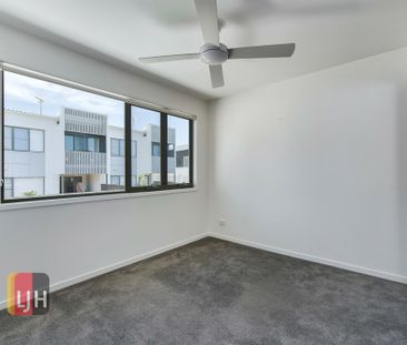 MODERN, 4 BEDROOM TOWNHOUSE IN ALBANY CREEK! - Photo 4
