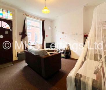 4 Bedroom Mid Terraced House for rent in Welton Grove - Photo 3