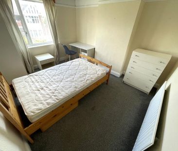 4 bedroom semi-detached house to rent - Photo 5