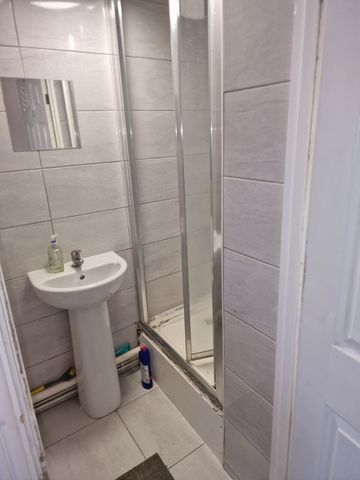 Self contained studio flat for couples only- Loft converted- 850 pcm inclusive - Photo 3