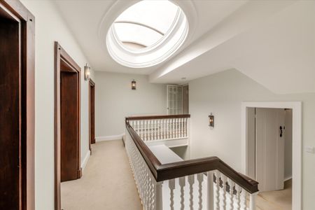 Unique 3 bedroom apartment within the historic Goodrich House in Old Hatfield - Photo 3