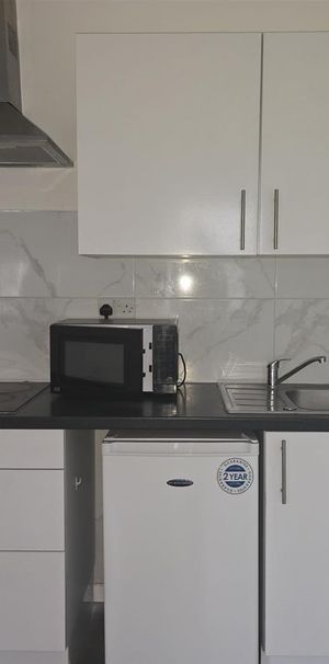 Hounslow TW3, London - Photo 1