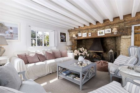 A delightful 5/6 bedroom Grade II listed cottage - Photo 4