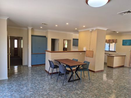 Spacious Family Home Surrounded by Beautiful Gardens in Witchcliffe - Photo 2