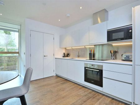 Contemporary one bedroom apartment to rent in a secured portered building moments from Queens Park station - Photo 4