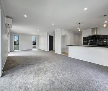 Large family home with huge backyard for the kids. - Photo 5