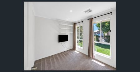 Spacious 4-Bedroom House with Solar Panels & Battery Inverter - Photo 5