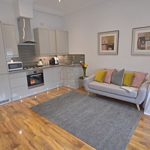 1 Bedroom Ground Floor Flat - Photo 2