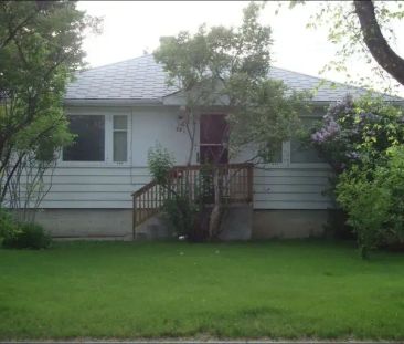 1 Bedroom Basement Suite in Parkdale. Pet Friendly. Singles Only. Utilities incl | Calgary - Photo 1