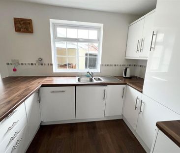 3 bedroom semi-detached house to rent - Photo 4