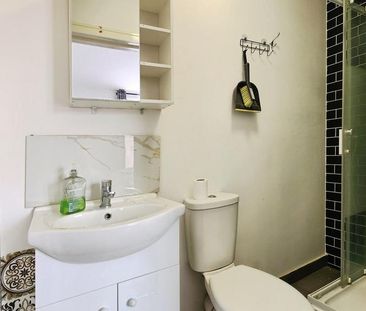 1 bedroom in a house share to rent - Photo 3