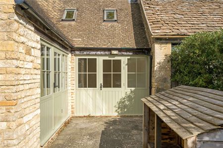 Charming three bedroom cottage in the desirable village of Winson. - Photo 5