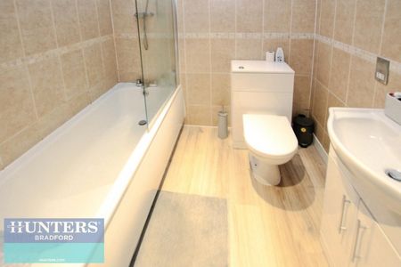 2 bedroom Flat To Let - Photo 3