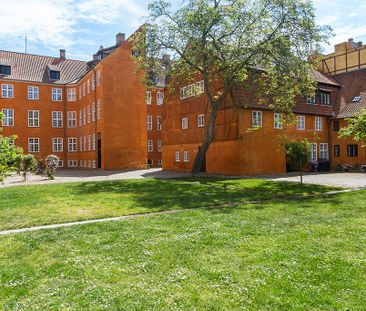 Spændende lejlighed i to plan i imponerende ejendom - Photo 4