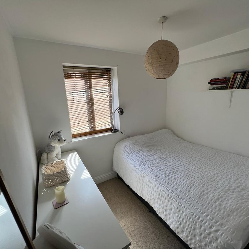 Studio Flat, John Williams Close, SE14 - Photo 1