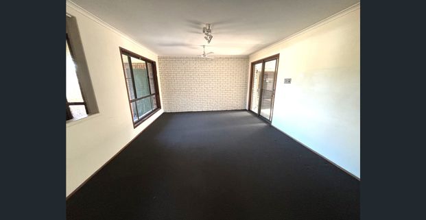 3 bedroom home with pool - Photo 1