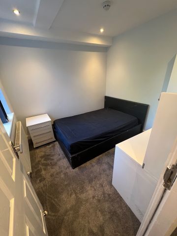 Room in a Shared House, Scarsdale Street, M6 - Photo 4