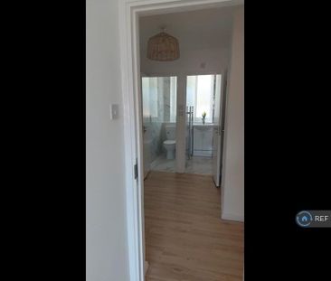 4 bedroom flat to rent - Photo 2