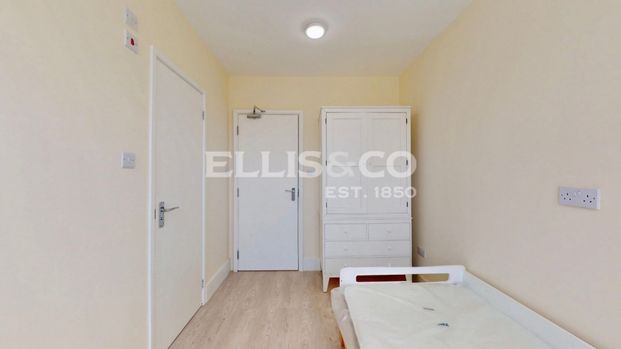 The Broadway, UB6, Greenford - Photo 1