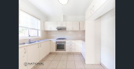 Spacious 3-Bedroom Townhouse in Prime Location - Photo 4