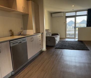 Sunny Two-Bedroom Townhouse – Edgeware - Photo 1