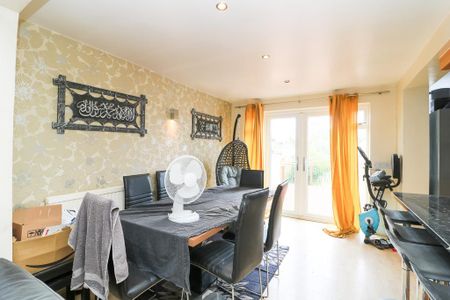 4 bedroom semi-detached house to rent - Photo 4