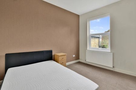 4 bedroom house in London - Photo 3