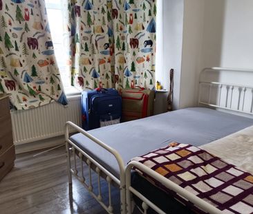 4 Bed Flat, Eastern Avenue, IG4 - Photo 2