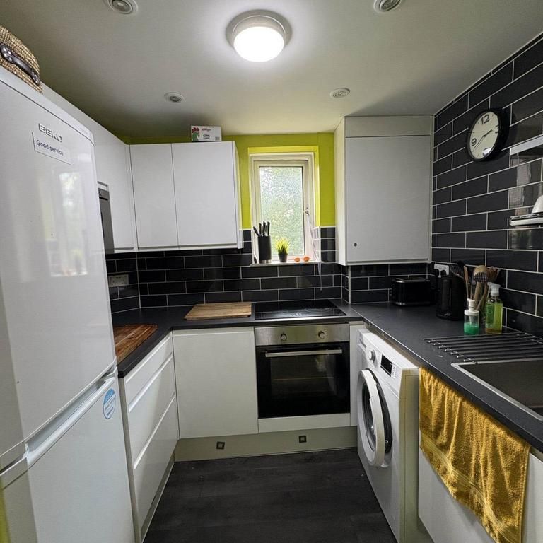 1 bedroom in a house share to rent - Photo 1
