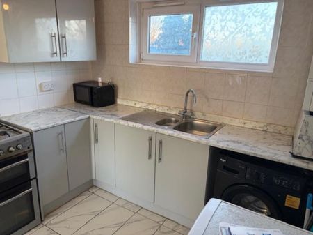 3 Bedroom Flat To Let - Photo 5