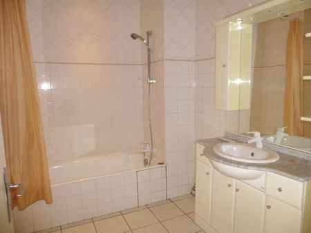 Location Appartement 2 pièces 73m² LE PUY EN VELAY 43000 - Photo 2